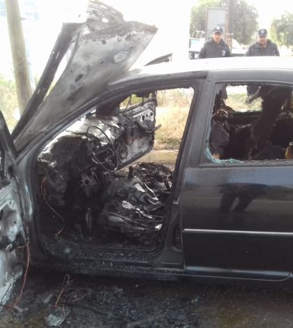 Automóvil fue consumido por el fuego