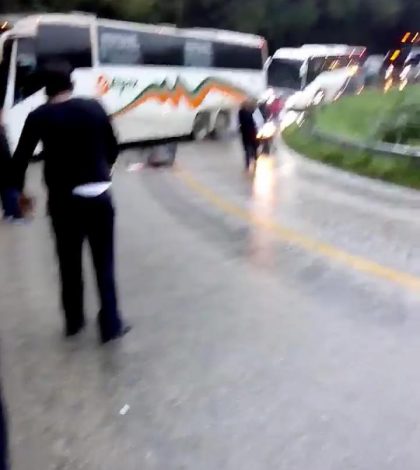 Motociclista impactó contra autobús de turistas