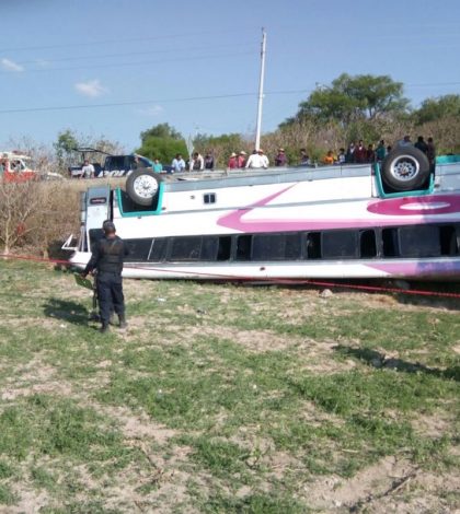Camioneta embiste parabús y atropella a dos personas en Naucalpan