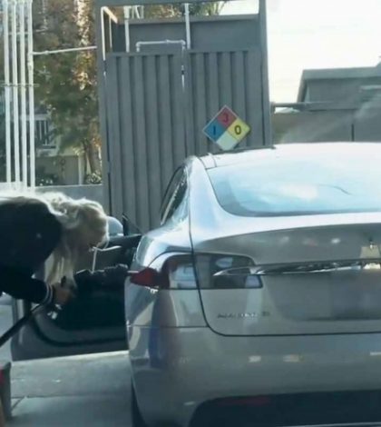 Mujer no encuentra cómo ¡cargar gasolina! a un Tesla eléctrico