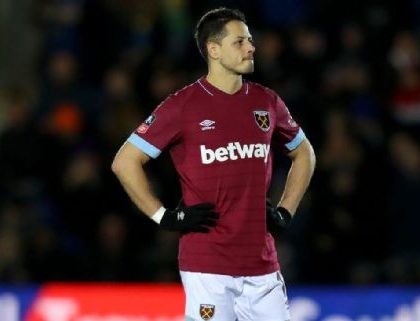 Representante de Chicharito se  reúne con directivos del Valencia