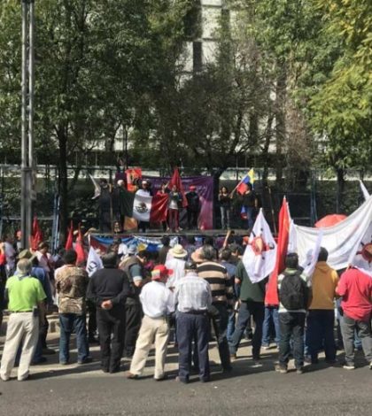 Colectivos a favor de Maduro protestan frente a embajada de EU