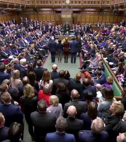 Parlamento británico pide renegociar el Brexit con la Unión Europea