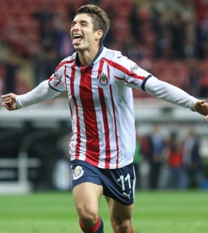 Isaac Brizuela renueva con Chivas hasta 2022