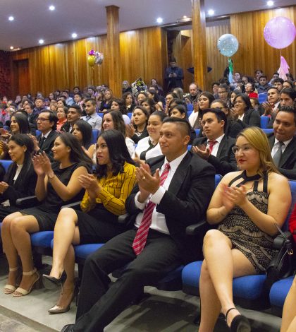 Egresan 60 profesionistas de la  Facultad de Contaduría y Administración