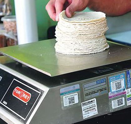 AMLO demuestra que sí sabe cuánto cuesta un kilo de tortilla (video)
