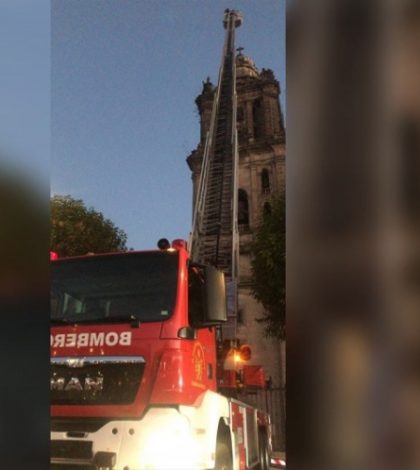 Sujeto sube al campanario de Catedral del Zócalo y amenaza con lanzarse