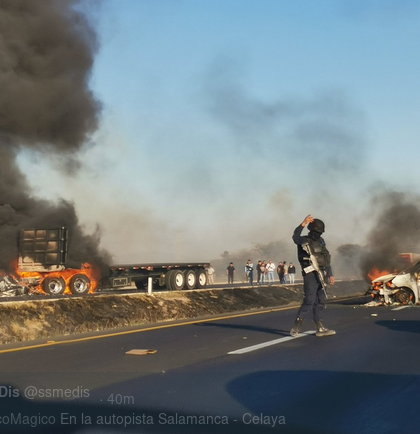 Presuntos huachicoleros incendian autos y bloquean carreteras de Celaya