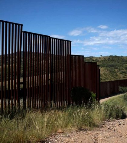 Amenazan demócratas al Pentágono por financiar muro fronterizo