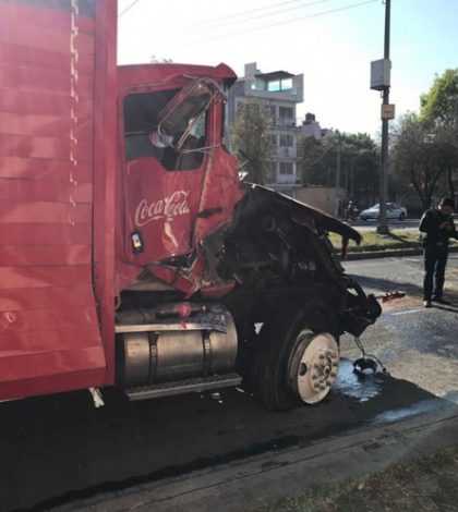 Aparatoso choque entre vehículos de carga deja tres lesionados