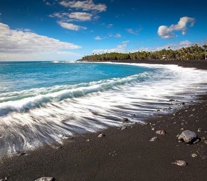 Playa de Hawái estrena arena negra por erupción del Kilauea