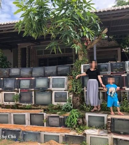 Esta casa tiene un cerco hecho enteramente de televisores viejos