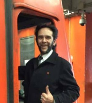 Conductor del metro  demanda a la ciudad porque no lo dejan usar barba