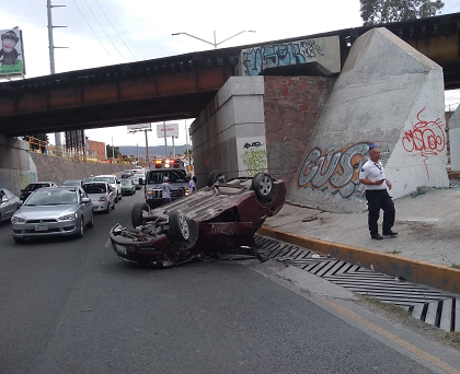 Vuelca auto en  puente Pemex, un herido
