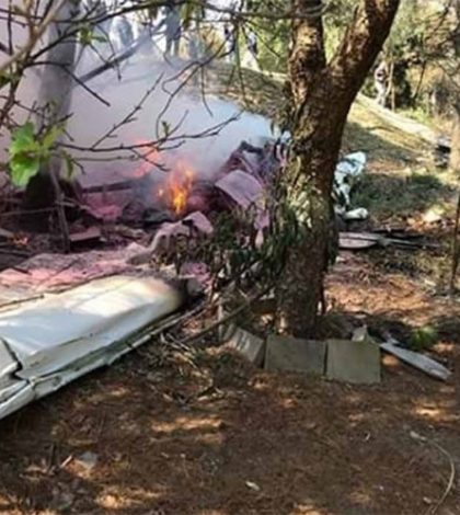 Desplome de avioneta deja dos muertos en Atizapán