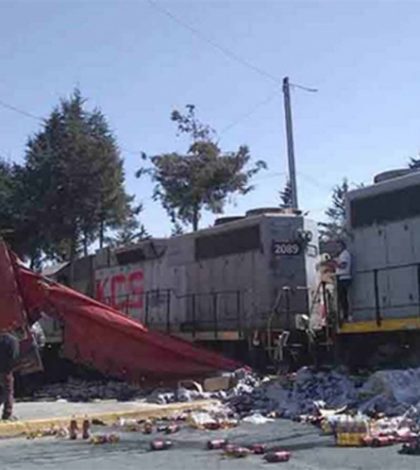 Embiste tren a camión de refrescos; aprovechan para rapiñar