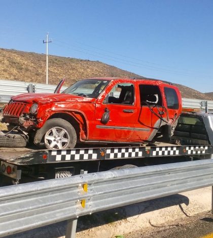 Vuelca auto en la 57, una muerta, dos lesionados