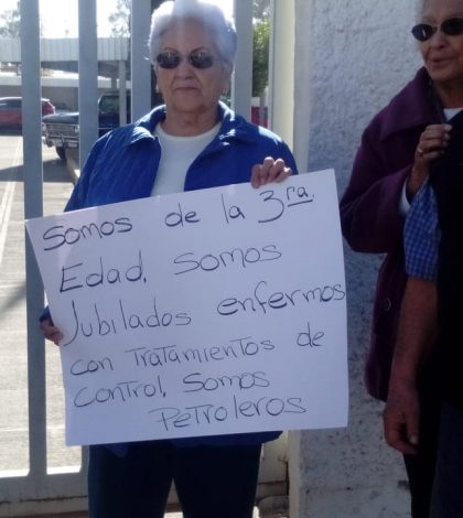Pensionados de Pemex en San Luis exigen restablecer su seguro médico (FOTOS)