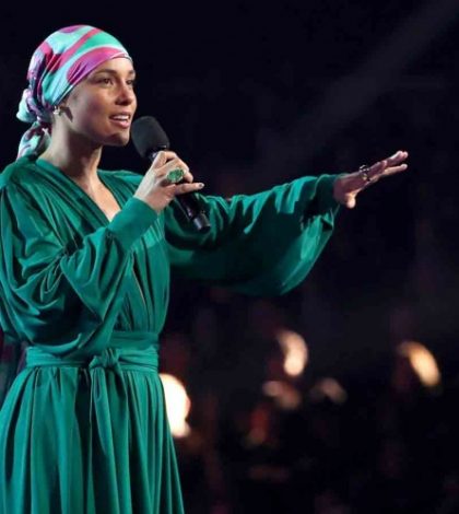 ¿Por qué Alicia Keys fue de cara lavada y con turbante a los Grammys?