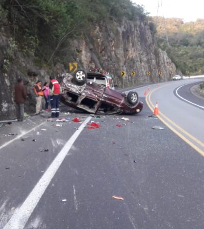 Aparatosa volcadura en carretera a Rioverde, solo daños