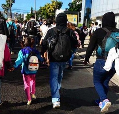 Pese amenazas de Trump caravana migrante sale de El Salvador