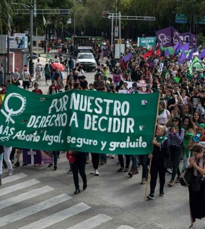 Aborto no es tema prioritario, coinciden López Obrador y Monreal