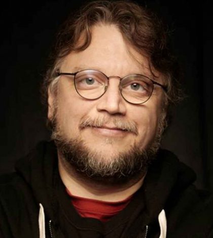 Guillermo del Toro entrega becas a dos ganadores en FICG