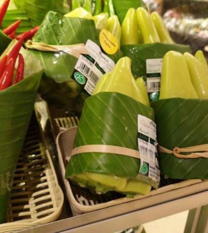 Supermercado usa hojas de plátano, no bolsas de plástico