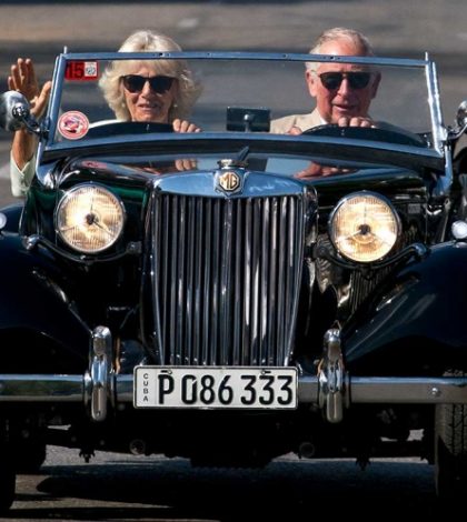 Príncipe Carlos pasea en auto clásico por La Habana