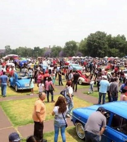 Disfrutan de autos y rock & roll en explanada de Rectoría de UNAM