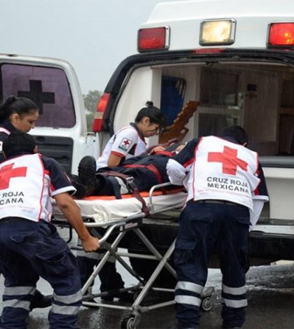 Auto choca contra poste; tres heridos