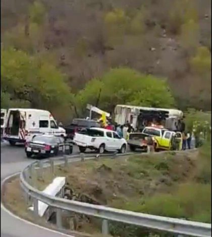 Accidente en carretera; mueren padre e hijo, dos heridas