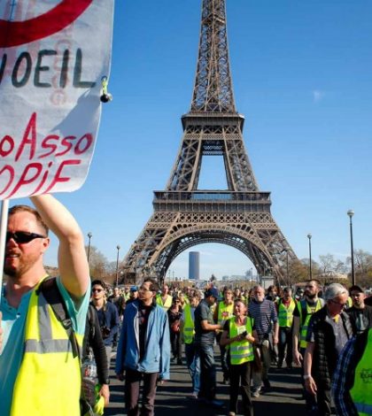 ‘Chalecos amarillos’ resisten con más  protestas en Francia