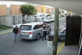 A punta de pistola, roban vehículo  en Tecámac