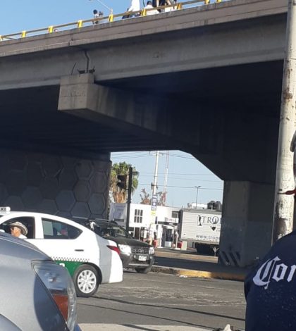 Volcadura en Periférico y  Rioverde, arriba del puente