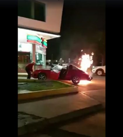 Se incendia su Porsche afuera de una tienda de conveniencia