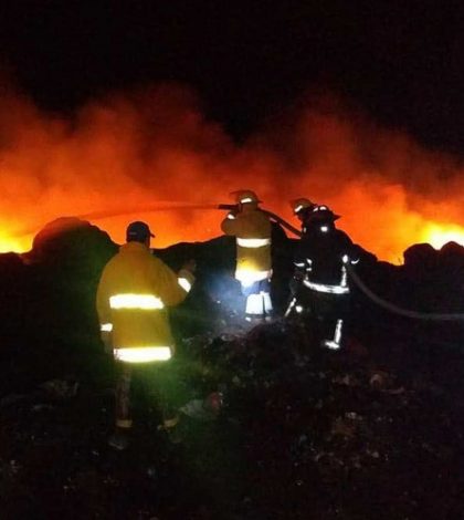 Continúan labores para sofocar incendio de basurero en Hidalgo