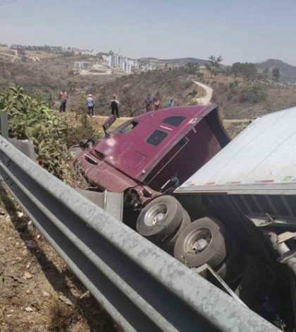 Mueren siete personas tras volcar tráiler en la Chamapa Lechería