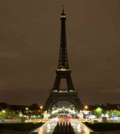 Torre Eiffel ‘se apaga’ en homenaje a víctimas de ataques en Sri Lanka