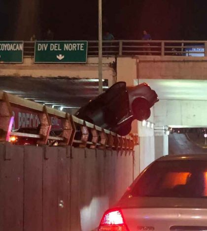 #Video: Casi cae de puente en Churubusco; hay un lesionado