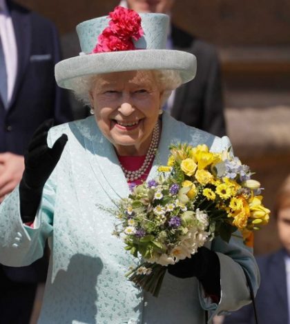 Isabel II celebra cumpleaños 93 con misa en Windsor