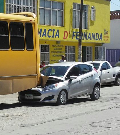 Por alcance choca miniauto contra autobús urbano