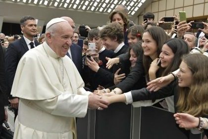 El Papa: “Pasión por el conocimiento, libérense de la droga del celular”