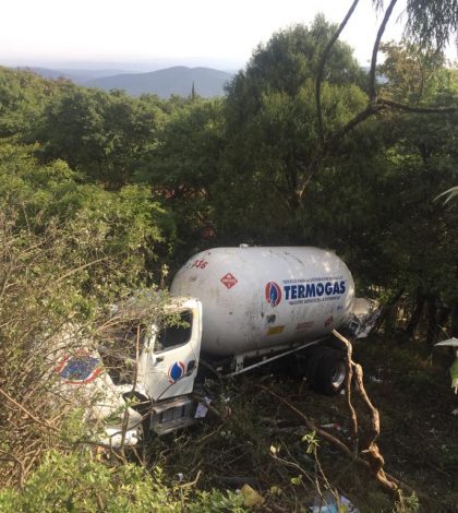 Pipa sale del camino  y vuelca, un herido