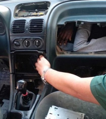 Rescatan a migrantes que  viajaban ocultos en un autos