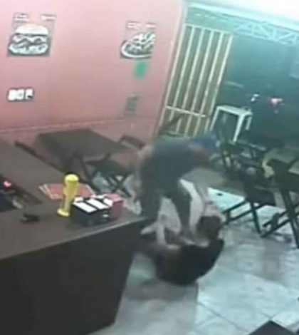 Policía golpea salvajemente a mujer por darle hamburguesa equivocada