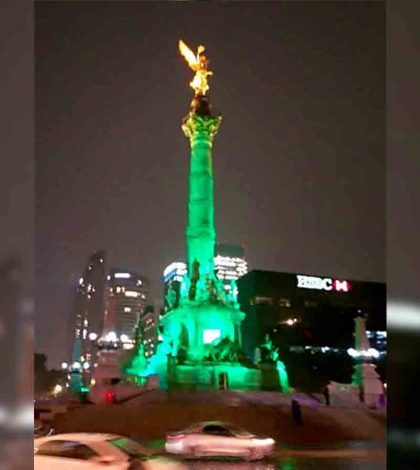 Ángel de la Independencia se ilumina en colores contra la homofobia