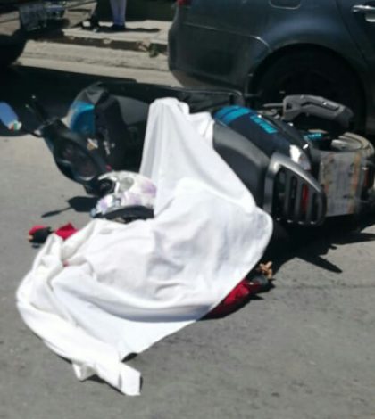 Mujer motociclista fue arrollada y muere
