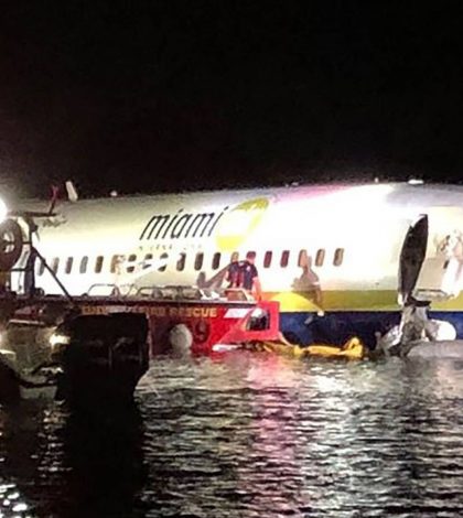 Avión de pasajeros acaba sobre un río en Florida