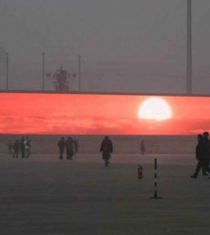 China emite en pantallas el amanecer en medio de la contaminación